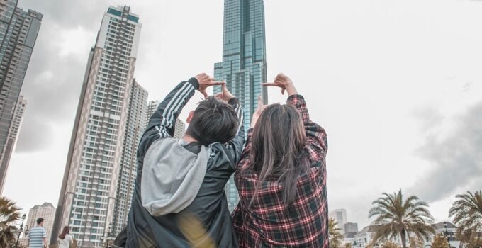Here are 10 tips for staying positive and optimistic in your dating life: focus on the present
