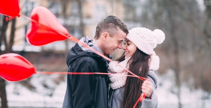 Women looking to date online should be careful and know how to prioritize their safety. Some tips include researching a potential date before meeting them in person